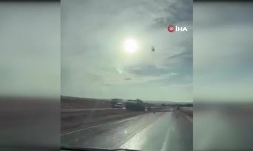 Siirt’te çakılların savurduğu tır yoldan çıktı