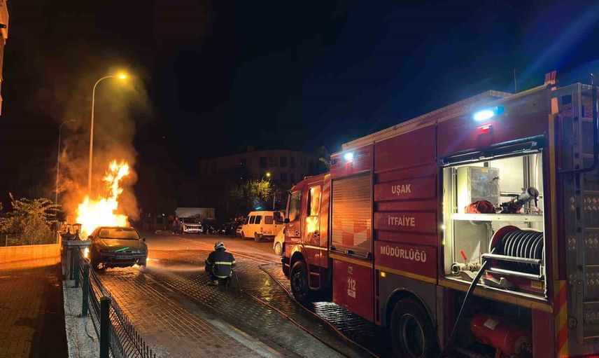 Uşak'ta park halindeki otomobil alev aldı, kundaklama şüphesiyle inceleme başlatıldı