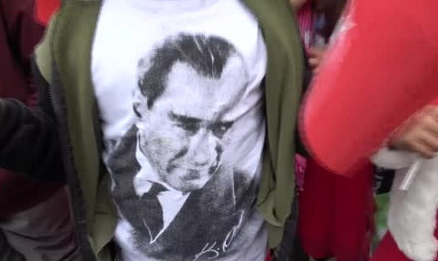 Sur'da kırmızı beyaz dalgası: gençlerin cumhuriyet yürüyüşü