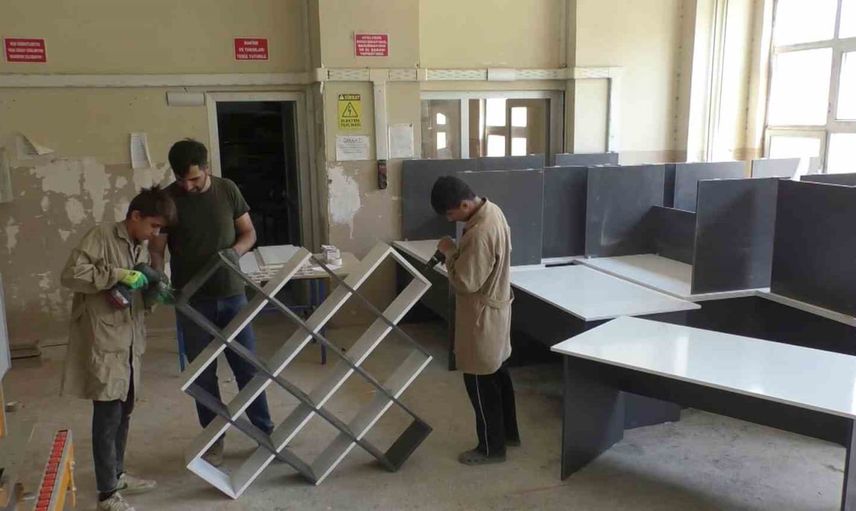 Hakkâri'de yaz atölyesinde üreten öğrenciler meslekte deneyim kazanıyor
