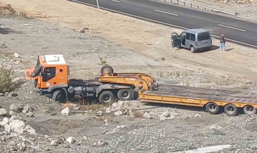 Direksiyon hakimiyeti kaybedilen tırdan atlayan iki kişi yaralandı