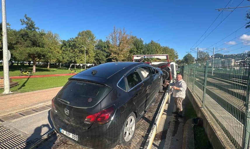 Canik Doğu Park'ta araç çarpışması: iki kişi Gazi Devlet Hastanesi'ne kaldırıldı
