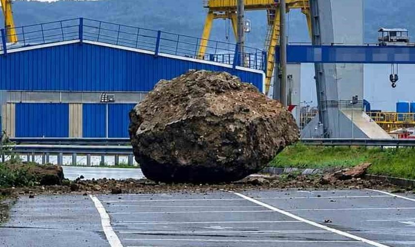 Tersaneler bölgesinde kopan kaya kara yolunu kapattı, facianın eşiği atlatıldı