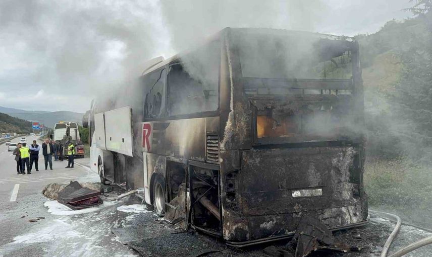 Sürücünün zamanında müdahalesiyle Samsun'da otobüs yangını büyümeden söndürüldü