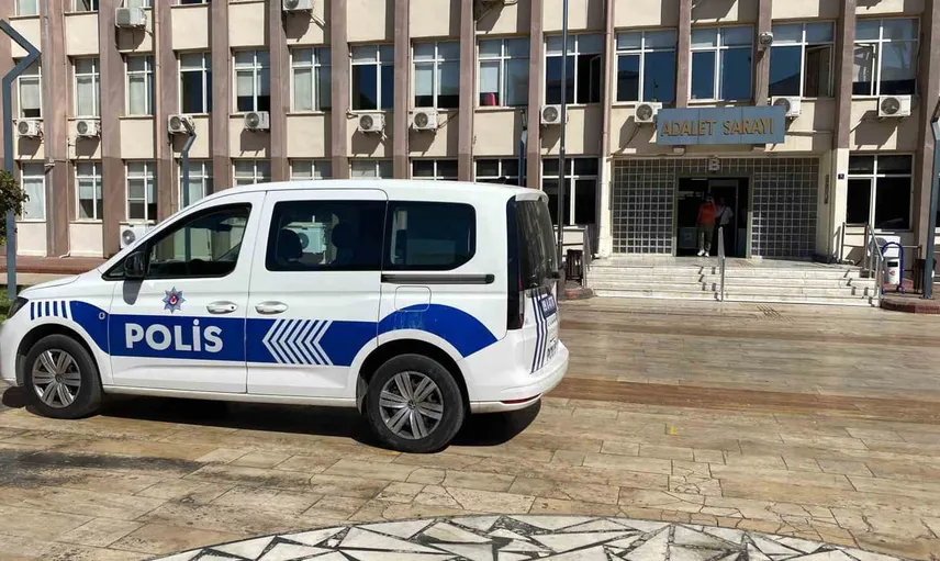 Apartman boşluğunda saklanan hükümlü itfaiye yardımıyla yakalandı