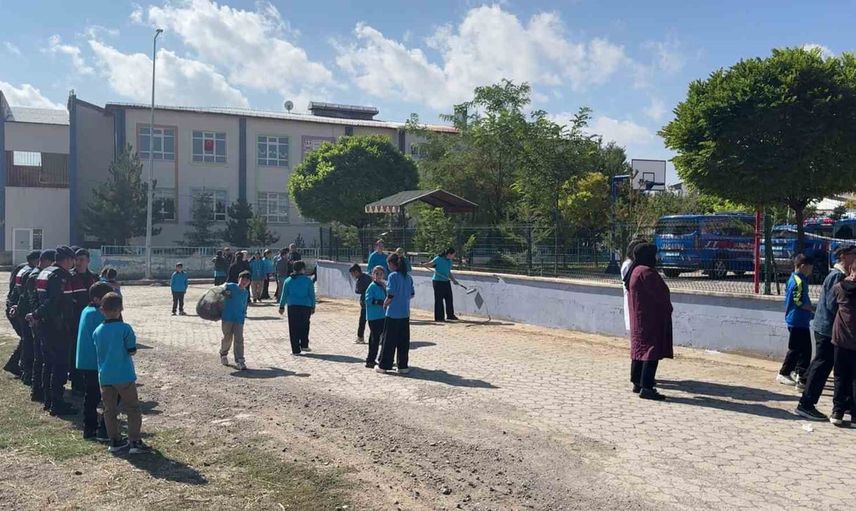Altınyayla'da minik eller ve yöneticiler okulu renklendirdi