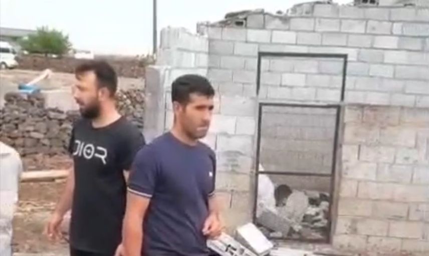 Çınar'da şiddetli rüzgar ahırı yıktı, iki çocuk hafif yaralandı