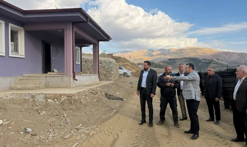 Çelikhan kaymakamı Pelvan deprem konutları ve çocuk parklarını yerinde değerlendirdi