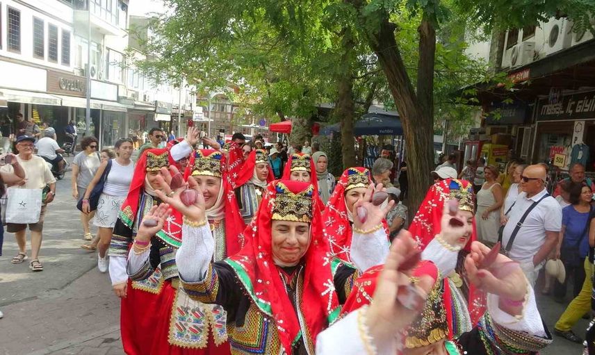 Muğla'da geleneksel düğün yemekleri festivali Kurşunlu Meydanı'nda kültürü yaşattı