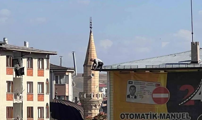 Sivas'ta 5 katlı binanın çatısında güvensiz çalışma tedirgin etti