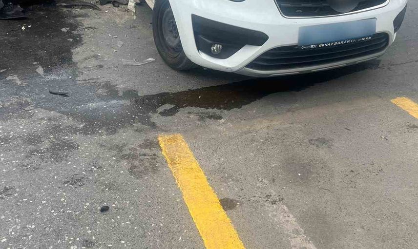 Adapazarı'da hastane önünde kaza: polis aracındaki iki görevli de yaralandı