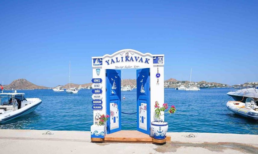Yalıkavak'a mavi kapı yerleştirildi: Bodrum'da yeni fotoğraf noktası