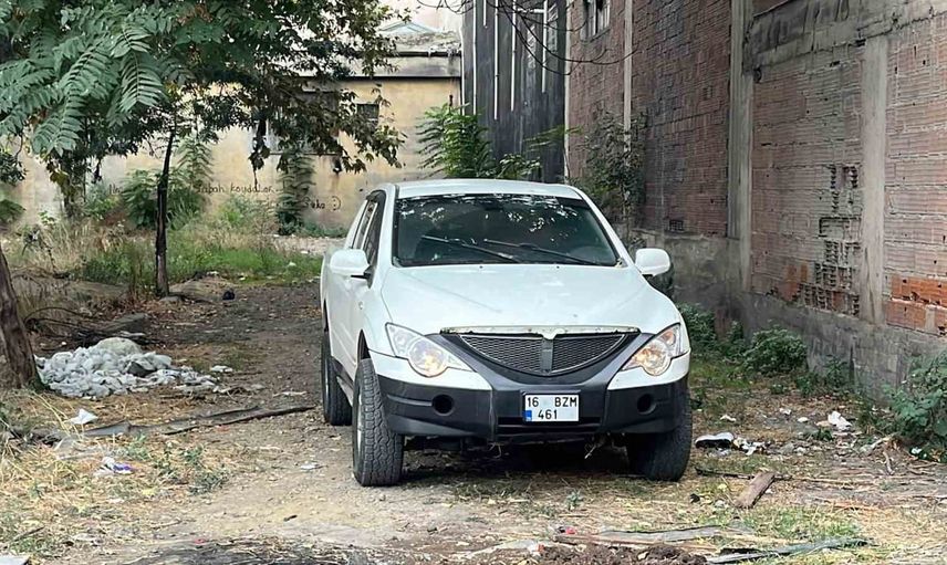 Boş arazide park halindeki otomobile kendini kilitleyen kadın ekipleri bekletti