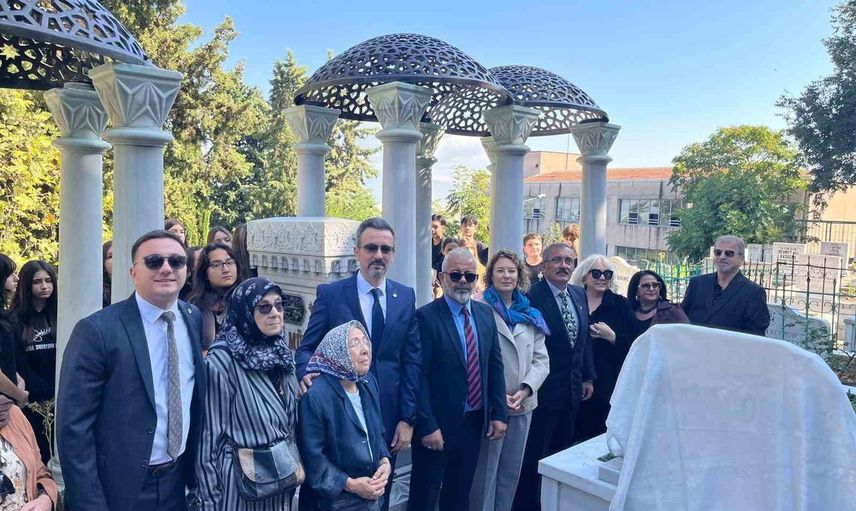 Bursa, sanat güneşini andı: Zeki Müren 30. yılında kabri başında anıldı