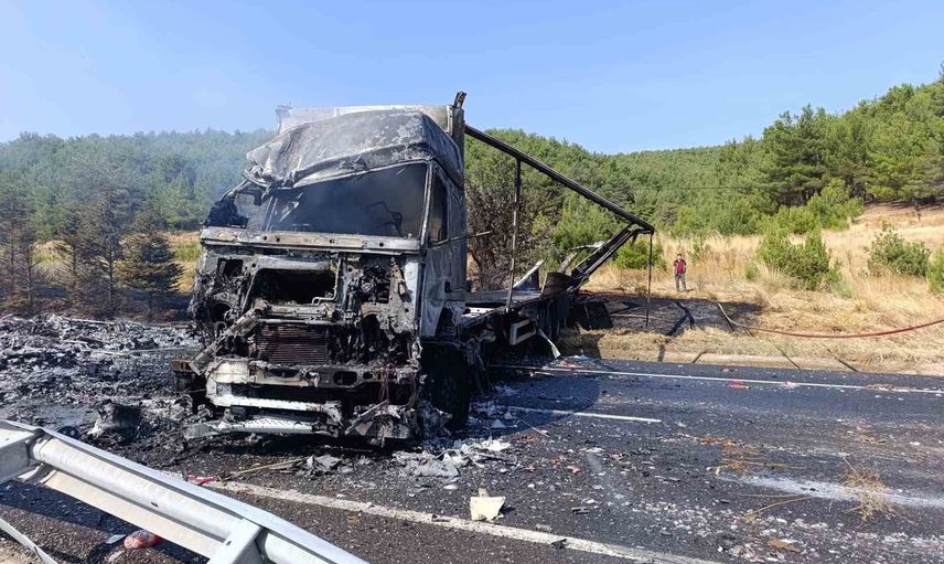 Banaz'da devrilen alkol yüklü tır alev aldı, sürücü yaralandı