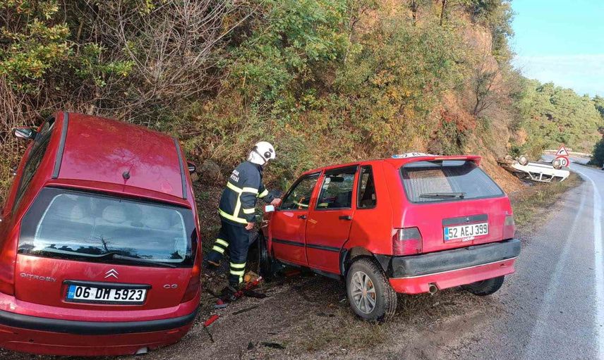 Tokat-Niksar kara yolunda Dönekse mevkisinde peş peşe kazalar: 3 yaralı