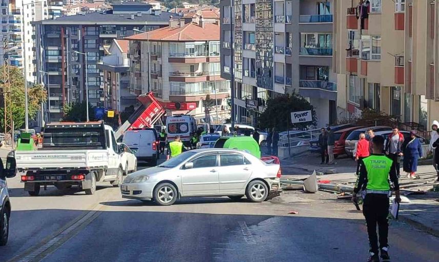 Kamyonetin freni boşaldı; park halindeki üç otomobil ve iki direk zarar gördü