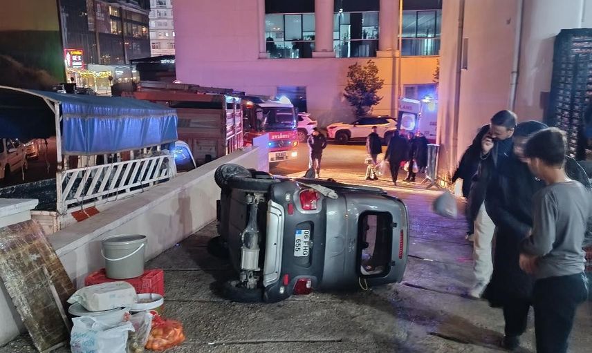 Yokuşta kontrolden çıkan mini araç Çubuk Pazarı girişinde devrildi