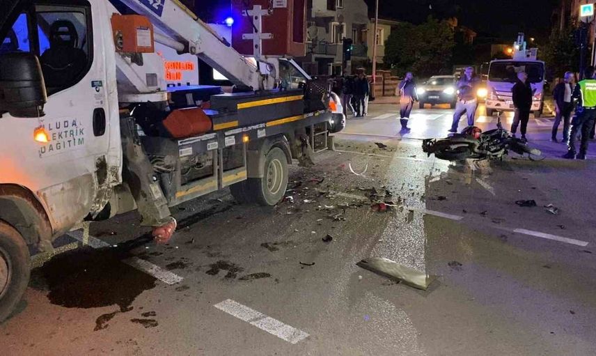 İnegöl'de motosikletle kamyonet vincin çarpışması sonucu iki genç yaşamını yitirdi