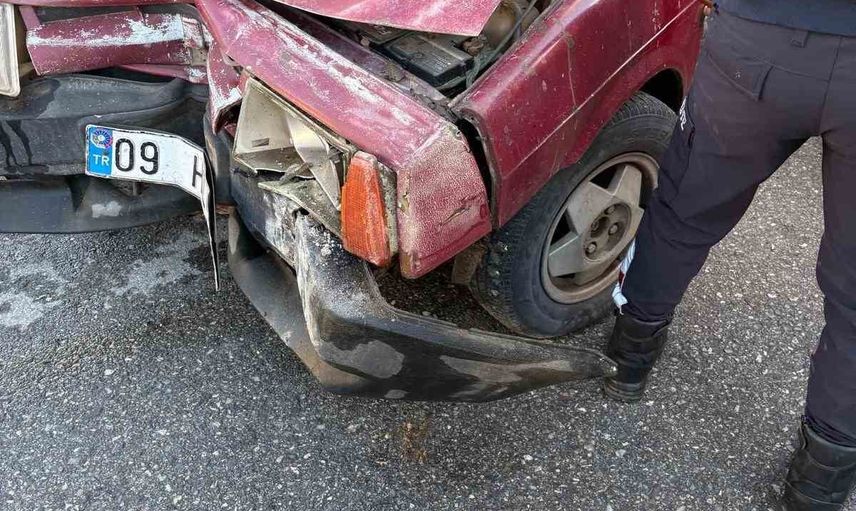 Efeler'de aydınlatma direğine çarpan otomobilde iki kişi yaralandı