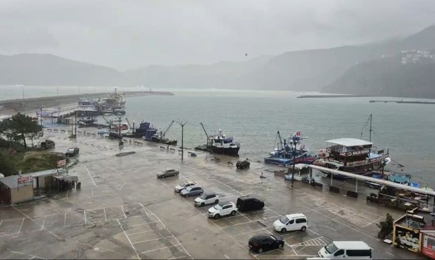 Amasra'da fırtına kayalıkları 14 metrelik dev dalgalarla dövdü