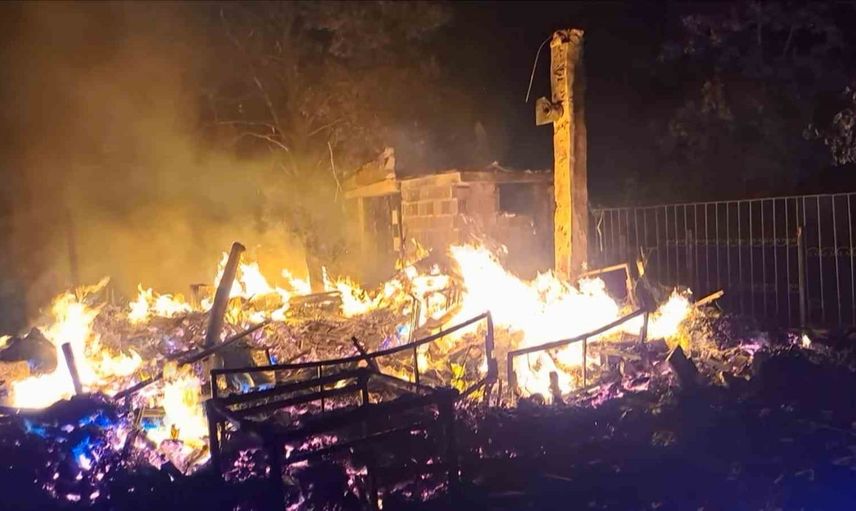 Soba açık kalınca bungalov alev aldı, itfaiye ormanı kurtardı