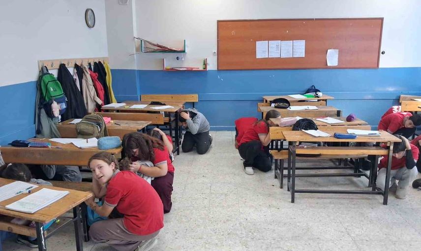 Çanakçı ve Tırazlar'da öğrenciler çök-kapan-tutunla deprem bilincini pekiştirdi