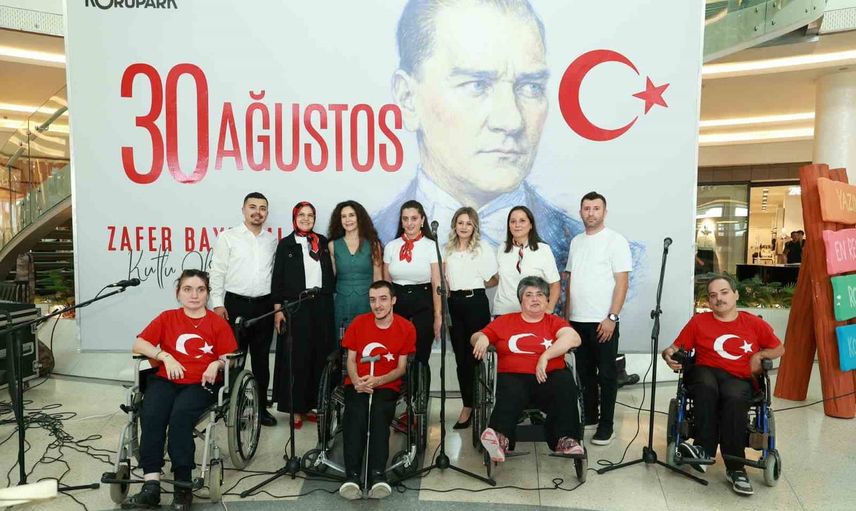 Özel öğrencilerin zafer coşkusu alışveriş merkezinde