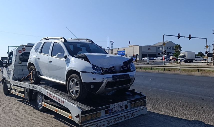 Manavgat'ta kavşakta çarpışma güvenlik kamerasına yansıdı: 1 yaralı