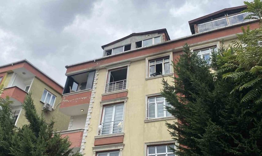 Sultangazi'de çocuk odasında başlayan yangın ev sakinlerini tedbir amaçlı tahliye ettirdi