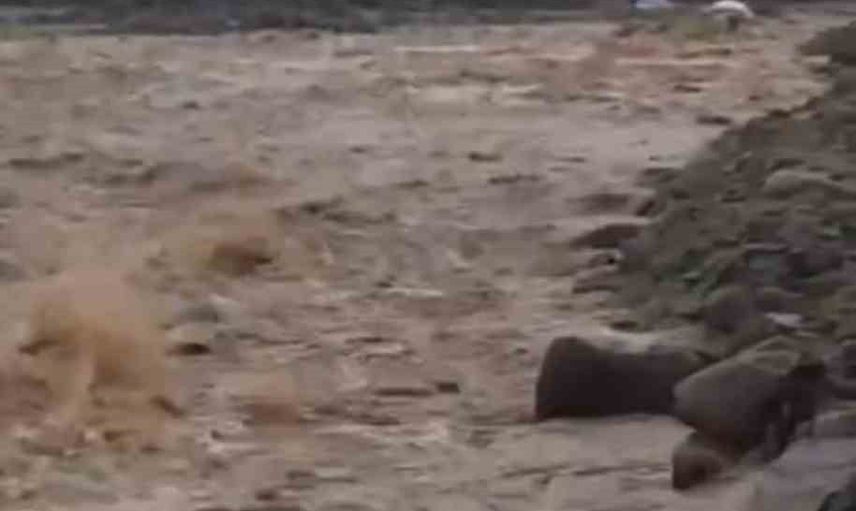 Çermik'te aniden bastıran sağanak iki menfez köprüyü yıktı