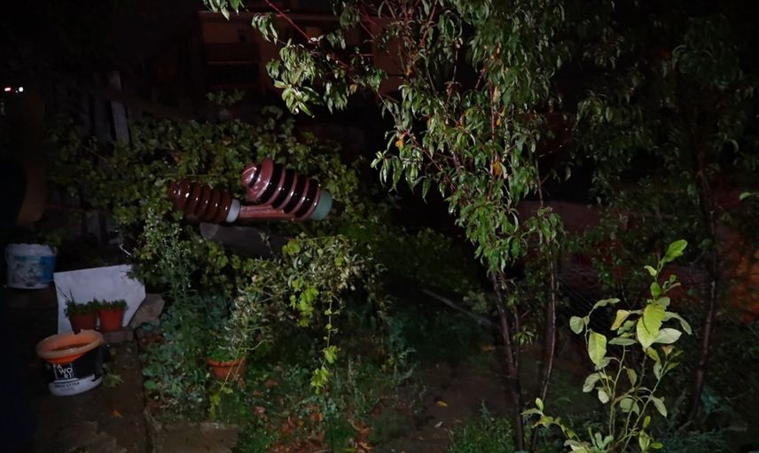 Gümüşhane'de aynı direğin ikinci düşüşü yaşlı kadına panik yaşattı