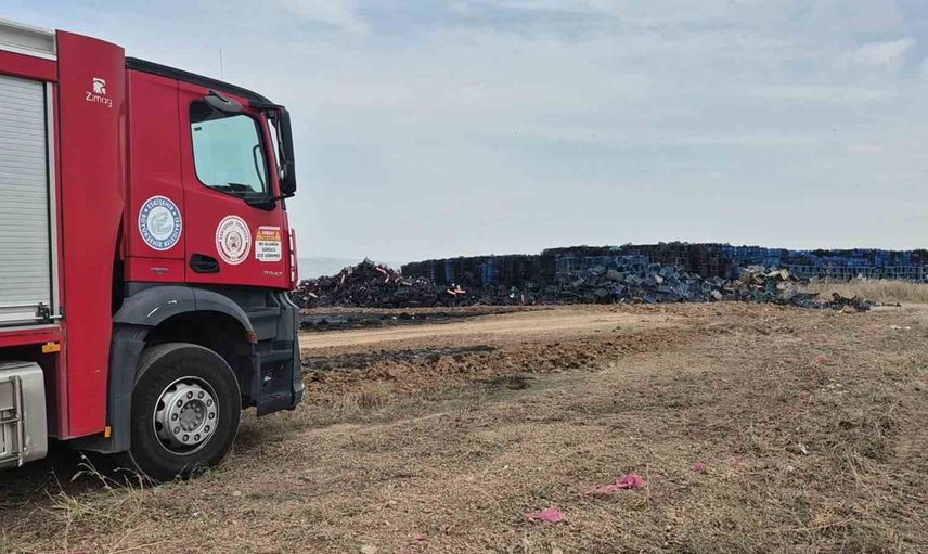 Tepebaşı'nda stoklanan plastik kasaların tutuşması şehirde yoğun duman oluşturdu