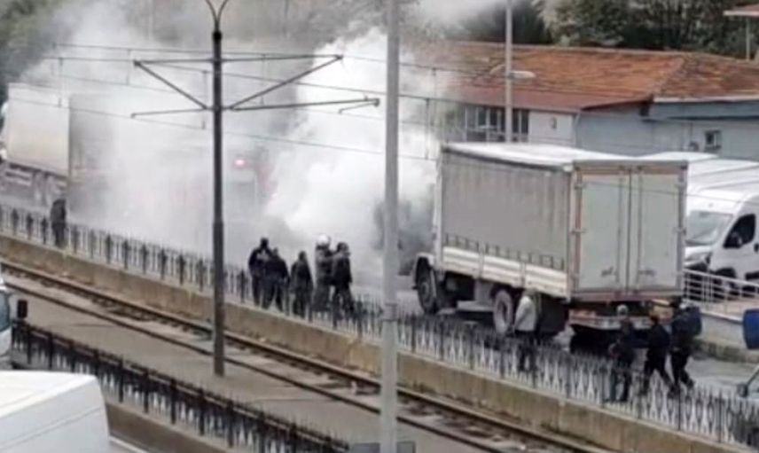 Sultangazi'de kamyonun motor kısmında yangın çıktı, sürücü aracı kenara çekti