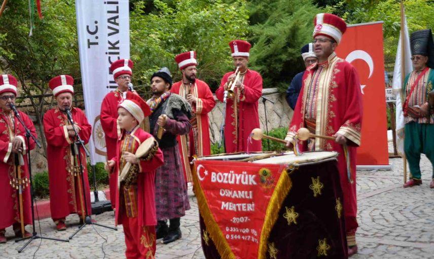 Ahilik töreninde hileli pabuç cezası: pabucu dama atılmak geleneği yaşatıldı