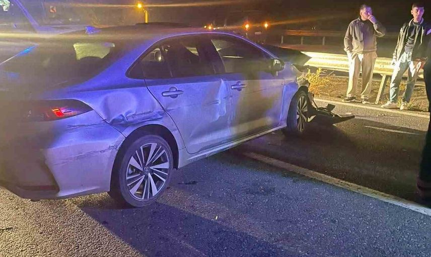 Sürücü hakimiyetini kaybeden otomobil bariyere çarptı: iki kişi yaralandı