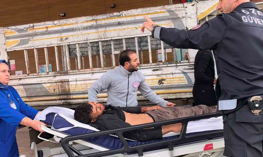Yükleme sırasında dengesini kaybeden genç İnegöl'de kamyonetten düşerek hastaneye kaldırıldı