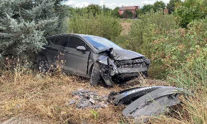 Elazığ-keban yolunda araç ağaca çarptı, 4 kişi yaralandı