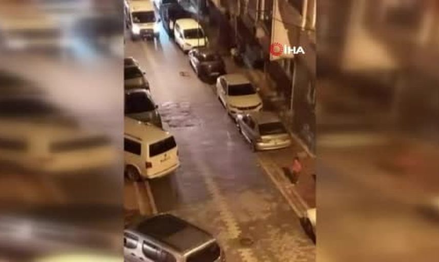 Park manevrasında panik: otomobil önce yayaya sonra araca çarptı