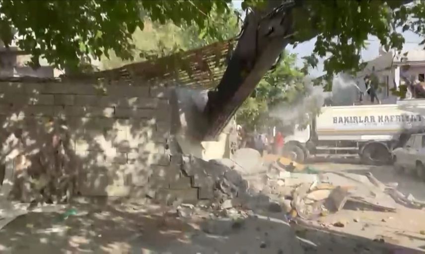 Adıyaman'da çatışmaya karıştığı iddia edilen kaçak yapılar yıkıldı