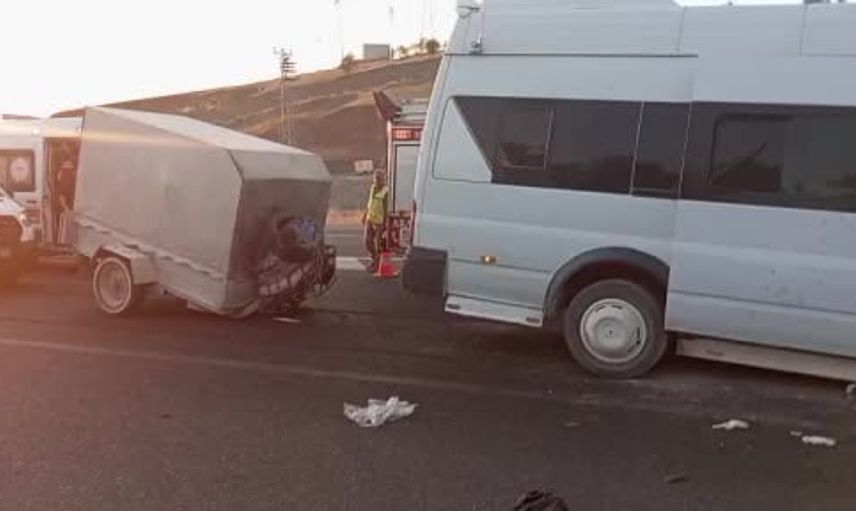 Yenice mevkiinde minibüs tıra arkadan çarparak altına girdi, çok sayıda yaralı