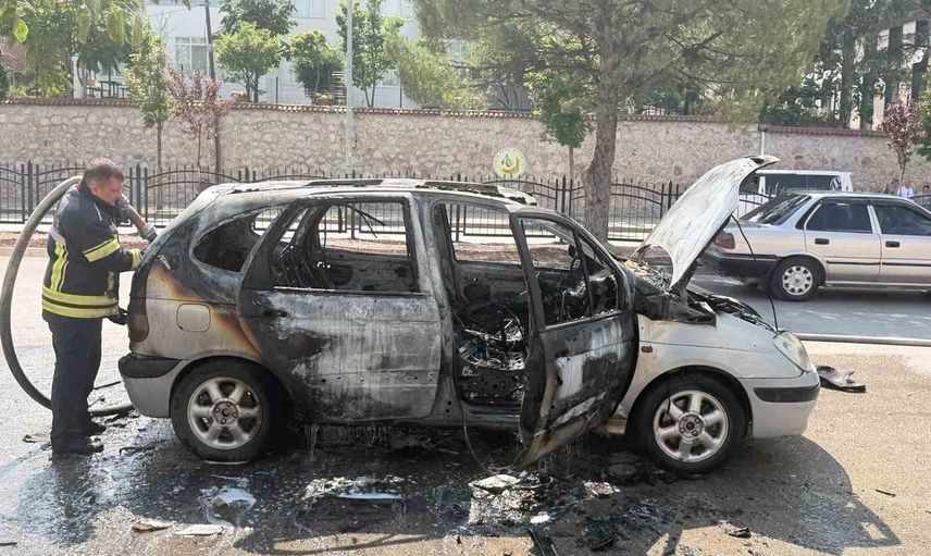 Amasya'da adliye yakınında seyir halindeki otomobil alev aldı