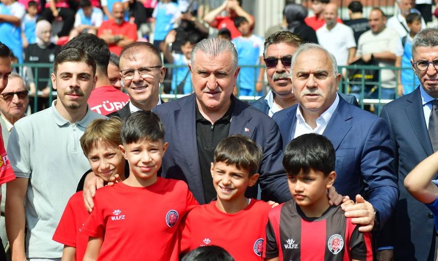 Sporla büyüyen yaz: Fatih’te binlerce çocuk yüzme ve farklı branşlarla tanıştı