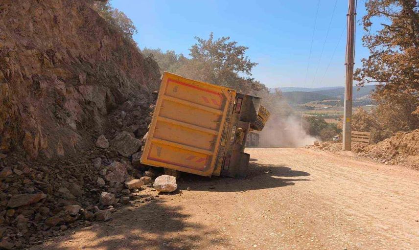 Bozüyük'te hafriyat kamyonu dönüşte çukura saplanıp devrildi