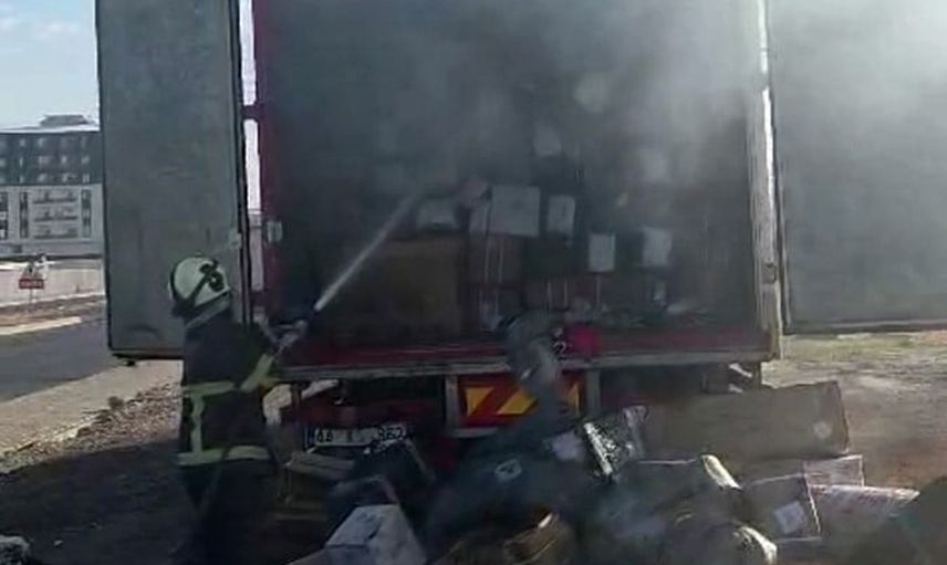 Batman'da teslimatta olan kargo kamyonunda çıkan yangın paketlere zarar verdi