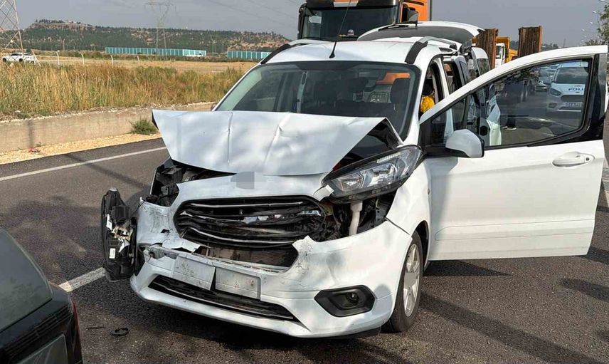 Silvan karayolunda çarpışma trafiği sekteye uğrattı: 3 kişi yaralandı