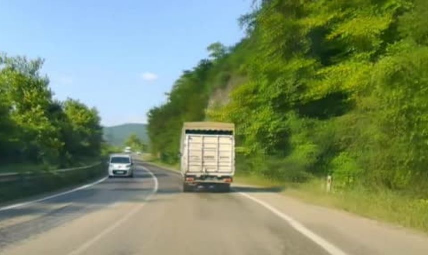 Kıl payı kurtulan otomobil Karabük-Yenice yolunda hatalı sollamadan döndü