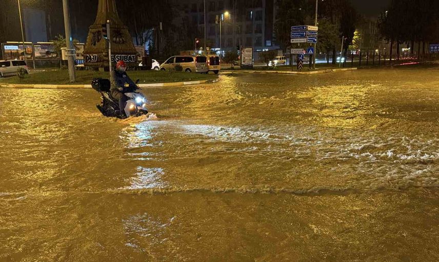 Adıyaman'da sağanak kent merkezindeki trafiği durma noktasına getirdi
