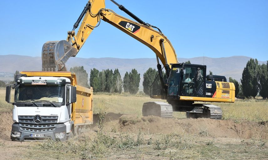 Erzurum'da yeni spor kampüsü temelleri kazılıyor: stad, salon ve olimpik havuz inşaatı başladı