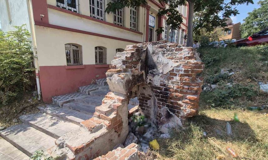 ilkokul bitişiğindeki metruk alan çöplerle ve şişelerle mahalleyi tehdit ediyor